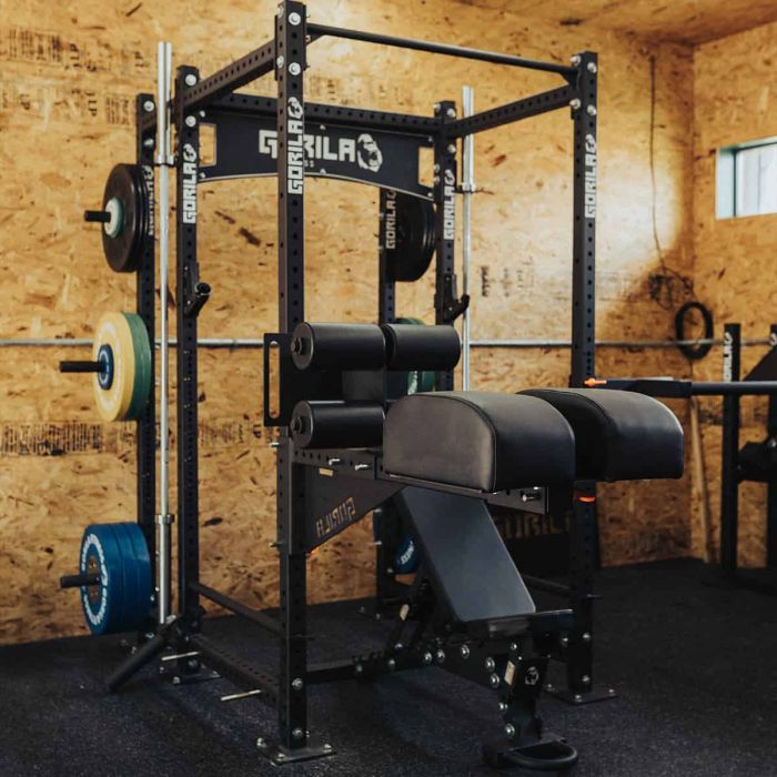 Gorila Fitness 3x3 power rack with barbell and plates set up for heavy squats in a modern gym