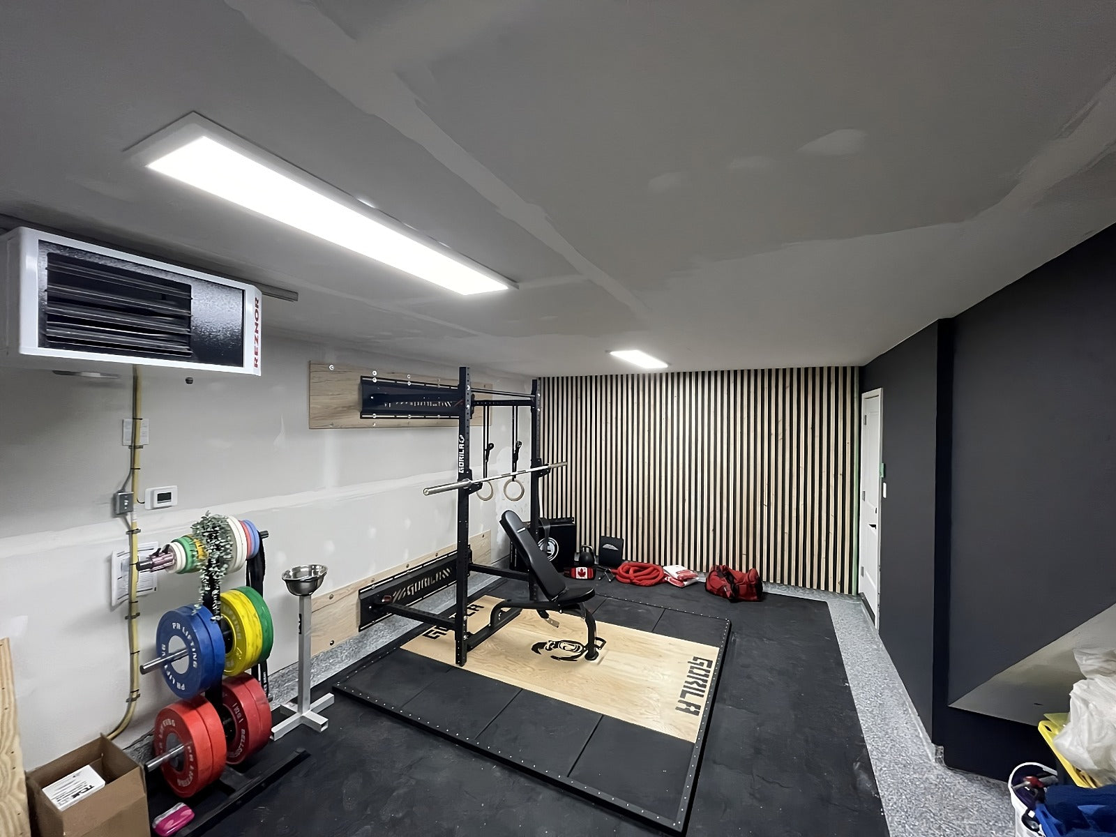 Lifting platform and strength platform built in Québec Canada by Gorila Fitness installed in weightlifting room