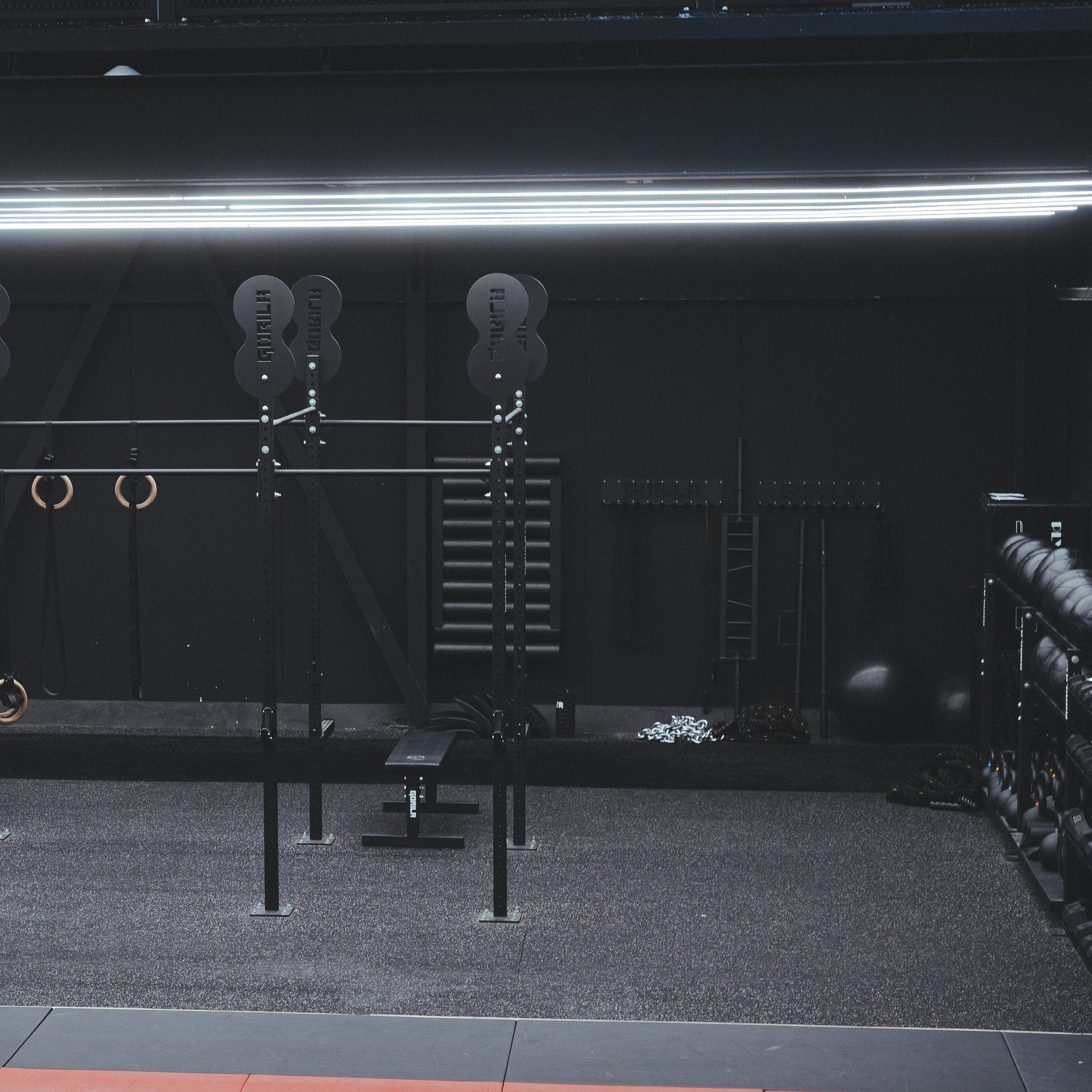 Gorila Rubber Flooring in Action – Built for high-performance gyms like CrossFit and boxing facilities, this durable, 100% recycled rubber flooring handles the toughest workouts. Proudly made in Canada, we offer nationwide shipping, with especially affordable rates for Eastern Ontario and Quebec. Perfect for creating a safe, professional training space that lasts.