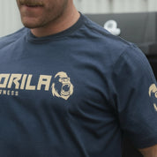 Man wearing a navy blue t-shirt with a gorilla logo and 'Gorila Fitness' text.