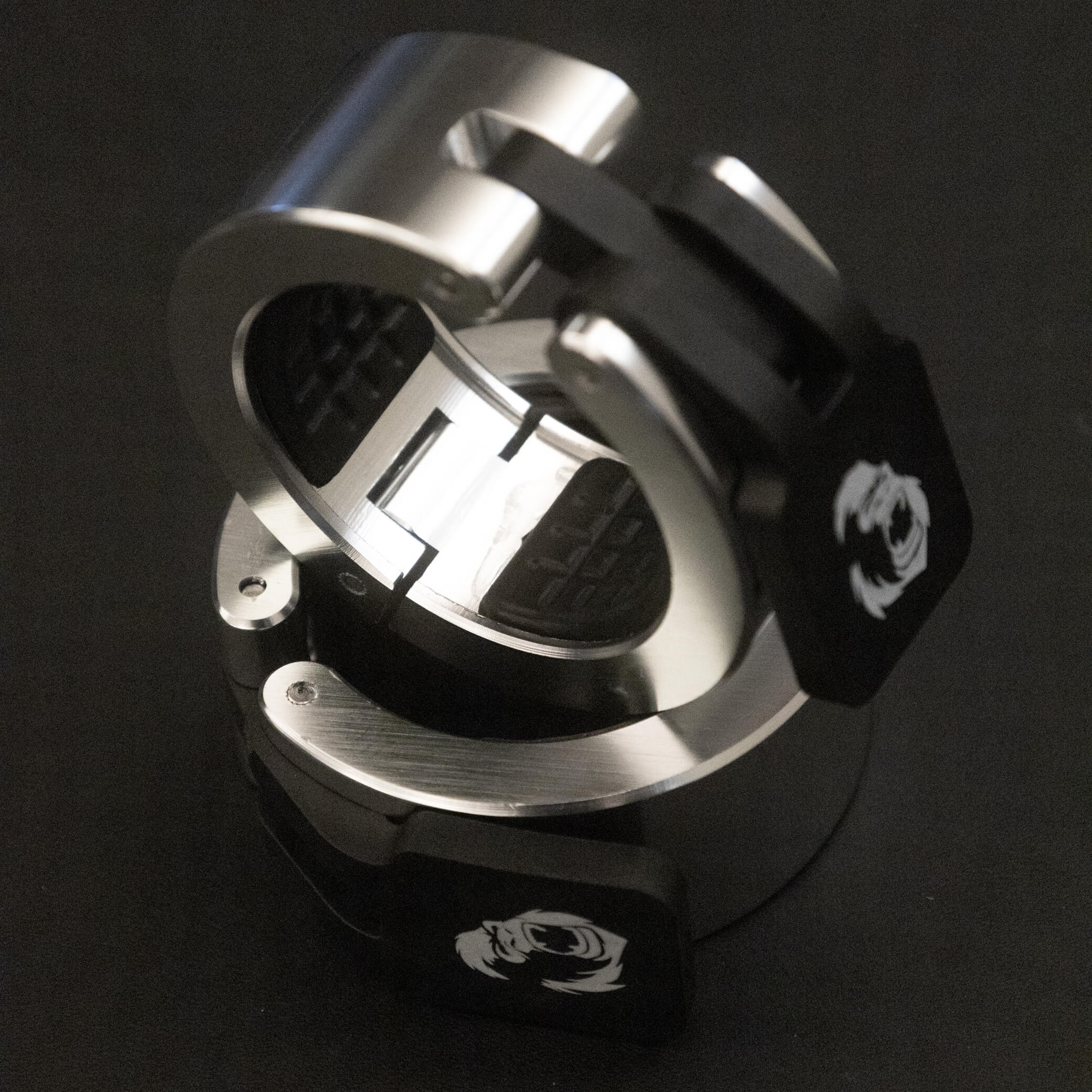 Close-up detail of Gorila Aluminium Barbell Collar showing the textured rubber lining, precision-machined aluminum body, and quick snap-lock mechanism for secure grip on Olympic bars.