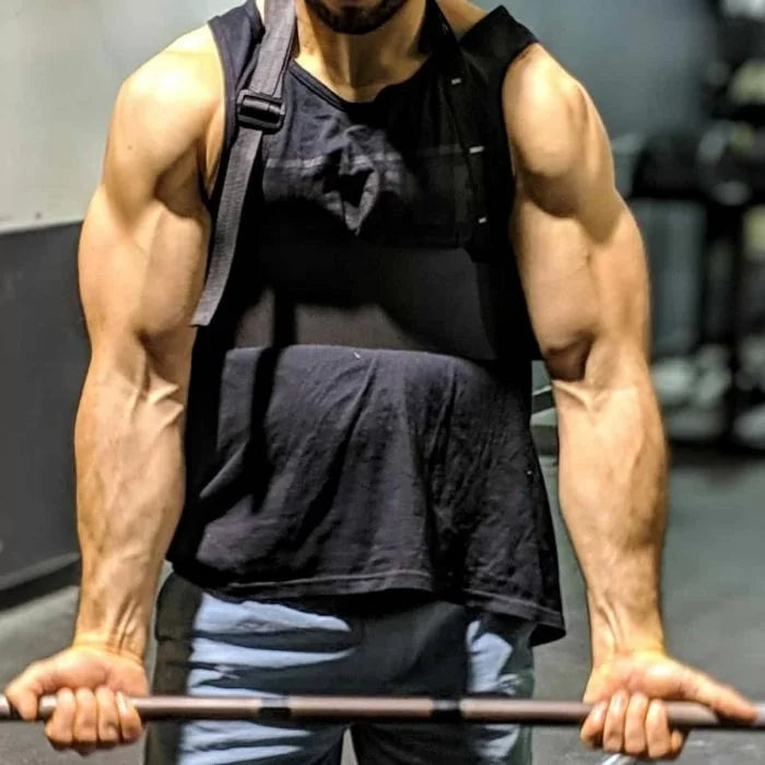 Athlete performing strict bicep curls with Gorila Armblaster for full isolation and controlled range of motion.