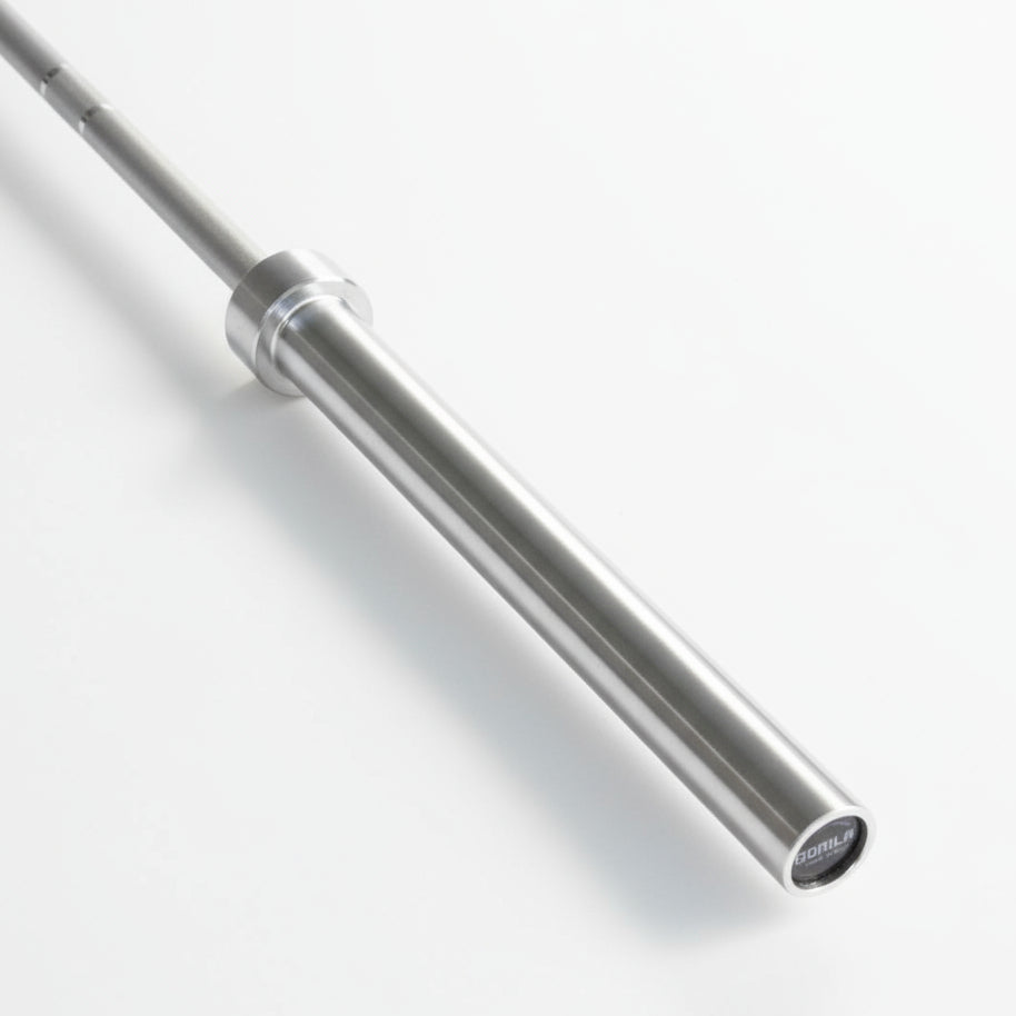 Gorila Bar Satin Chrome 20 kg – 28 mm shaft, 190,000 PSI steel, satin chrome finish barbell built for Olympic lifting, Hyrox training, functional fitness and high-volume gym use. Product main on white background.