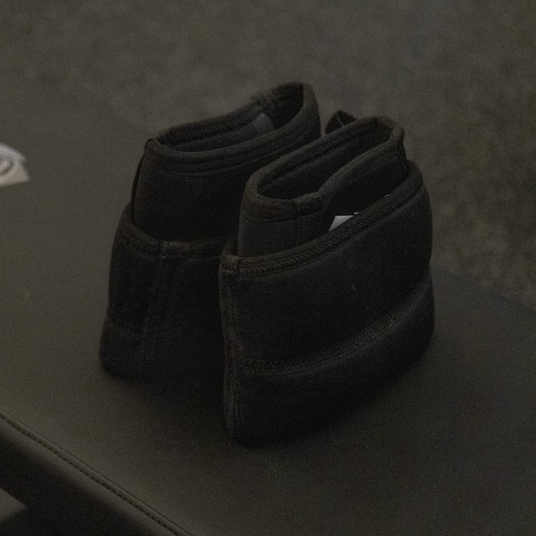 Gorila Black Knee Sleeves 3.0 5 mm laid flat to show overall shape and thickness.