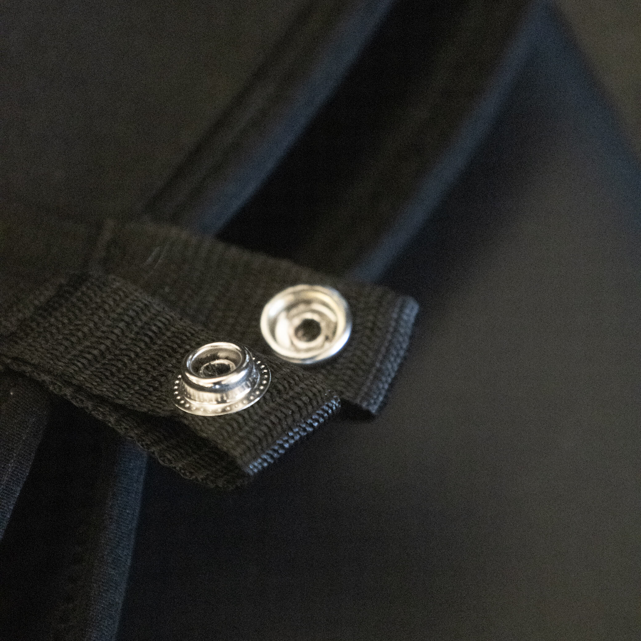 Close up of snap system on Gorila Black Knee Sleeves 3.0 keeping the pair together for storage.