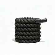 Studio photo of the Gorila Blackline Battle Rope tightly coiled in matte black showing 40.5 mm thickness, non-slip texture, and heat-shrink sealed ends on a white background.