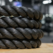 Close-up of Gorila Blackline Climbing Rope texture – matte polyethylene fibers designed to resist fraying and provide secure grip.