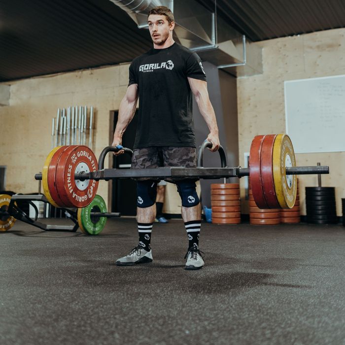 Athlete performing a deadlift with the Gorila Blastoise Trap Bar in a training facility, illustrating ergonomic neutral grip and stability during lifts.