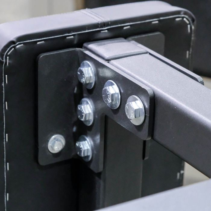 Detail view of Gorila Fitness flat bench frame, showing reinforced welds and industrial-grade bolts for maximum strength.