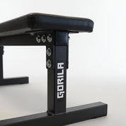 Side view of Gorila Fitness flat bench in a gym environment, built for professional strength training and durability.