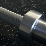 Knurling detail on Gorila Men Training Bar 2.0 – medium grip pattern for comfort, control, and secure handling during Olympic lifts