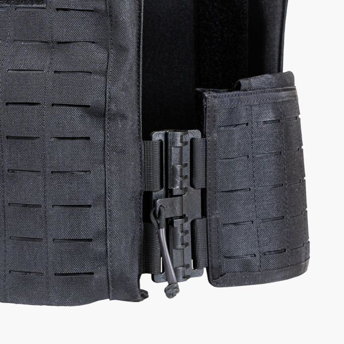 Closeup of the side pocket panels and elastic cummerbund that stabilize plates during ruck walks and sprints