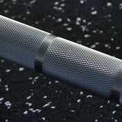 Close-up of Gorila Women Training Bar 2.0 knurling – medium grip pattern for secure control during Olympic lifts and CrossFit training sessions