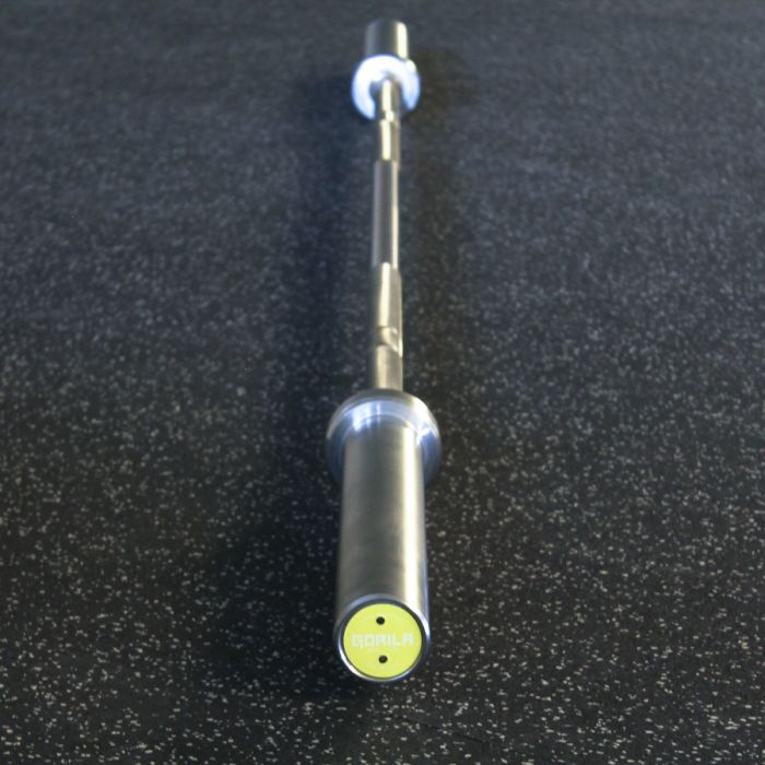 Gorila Women Training Bar 2.0 on gym floor – lightweight 15KG barbell featuring 25MM grip, Olympic and powerlifting dual knurl marks, and no center knurl for comfort